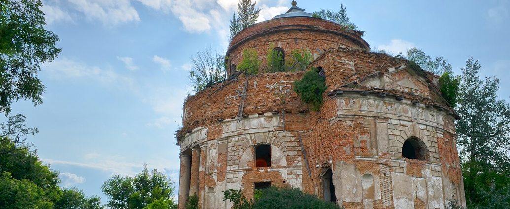 Доки посадовці забирають відновлені вірянами церкви, ще одна історична пам'ятка занепадає