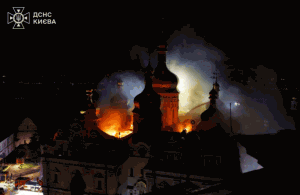КИЇВ. Внаслідок ворожої атаки загорівся Успенський собор Києво-Печерської Лаври