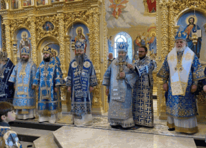 ЧЕРНІВНЦЬКА ОБЛАСТЬ: Предстоятель УПЦ здійснив освячення нової святині в Остриці на Буковині
