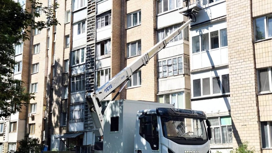 Наслідки вибухів боєприпасів у Хмельницькому: досі невідома доля п'ятьох бійців та майже тридцять пошкоджених будівель