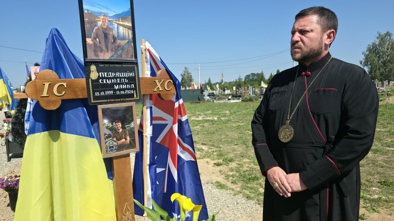 Кардинал Бичок помолився на могилі австралійського воїна, який загинув за Україну