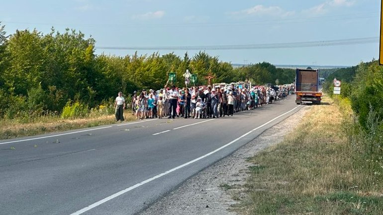 Паломники Хресної ходи УПЦ МП дійшли до Тернопільщини неподалік Почаєва
