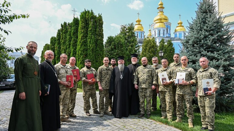 Митрополит Епіфаній провів зустріч з українськими військовими та вручив їм нагороди
