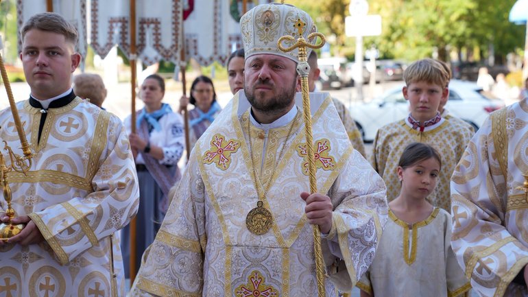 Кардинал Микола Бичок очолив Літургію в Тернополі та освятив автомобілі для фронту