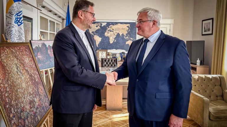 Глава українського МЗС та Апостольський нунцій зосередилися на зміцненні зв'язків із Ватиканом