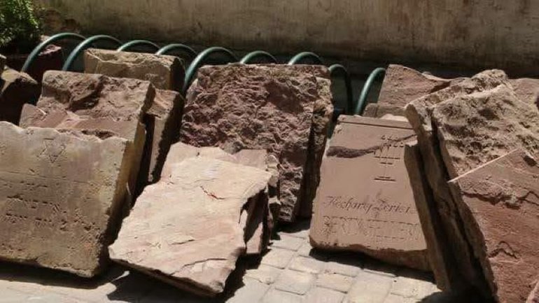 У Львові на єврейське кладовище перевезли ще одну знайдену мацеву