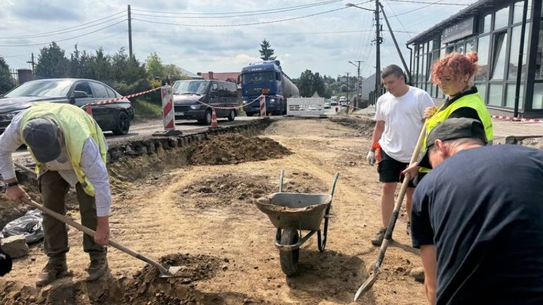 У Куликові біля храму натрапили на стародавній цвинтар під час дорожніх робіт