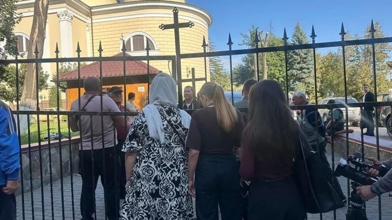 Віряни УПЦ МП заблокували передачу Свято-Духівського собору ПЦУ у Чернівцях