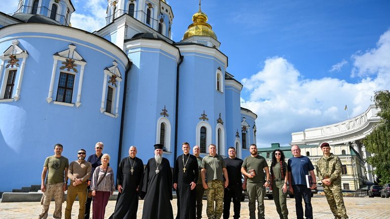 Предстоятель ПЦУ освятив автівки та передав їх українським захисникам