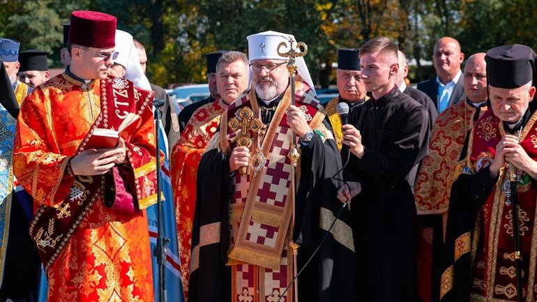 Предстоятель УГКЦ здійснив чин освячення меморіалу загиблим воїнам у Чорткові