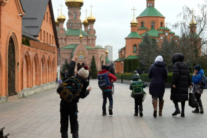 Підпільна школа при столичному монастирі: як там навчають дітей російській мові та радянським пісням