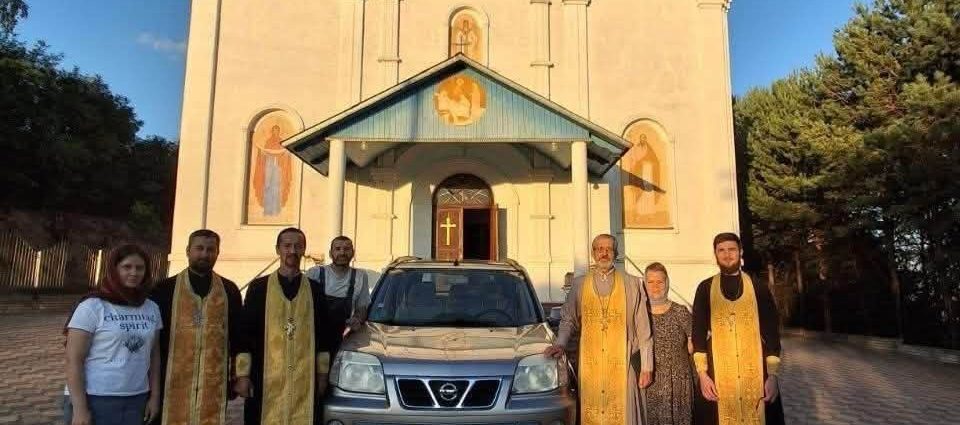 У Шепетівській єпархії вчергове передали автівку для українських захисників