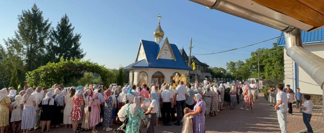 Митрополит Чернівецький і Буковинський Мелетій звершив освячення престолу літнього храму у селі Іспас