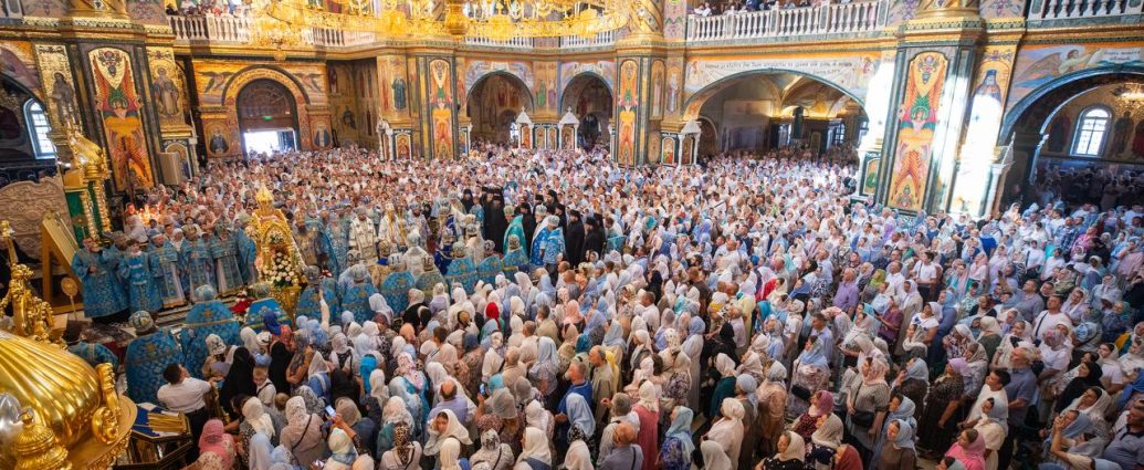 Тисячі вірян вшанували Почаївську ікону Божої Матері у Її святій обителі (відео, фото)